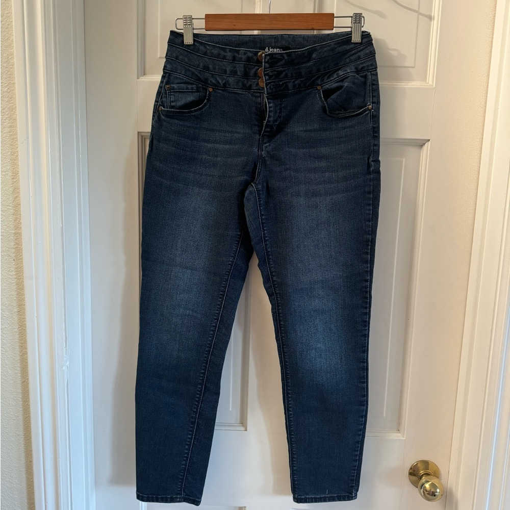 Vintage very stretchy jeans with 3 buttons. High rise. Size 8.